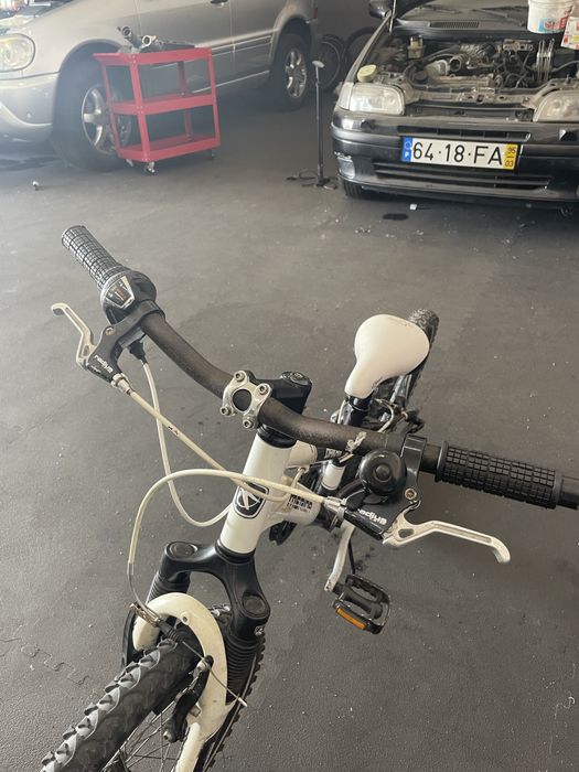Bicicleta merdia de criança