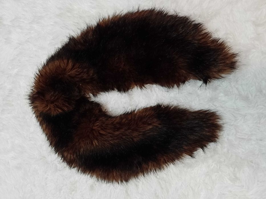 Brązowy, duży futrzany kołnierz z Londynu, futrzana etola