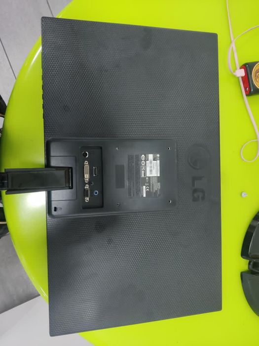 Monitor LG com cabo carregador e a funcionar
