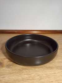 Ceramiczna czarna miska do sałatki