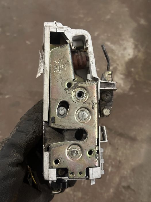 Замок передній 93BG220A20DD 40379412V