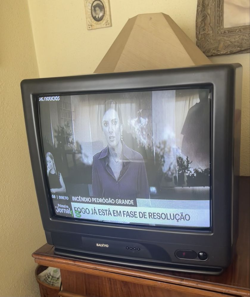 TV Sanyo antiga de tubo , Funciona 100
