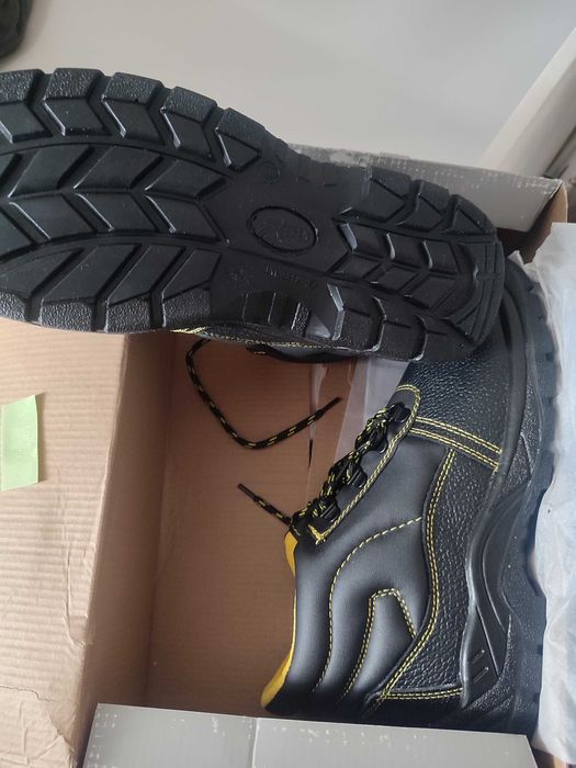 Buty robocze r44 z metalowym podnoskiem