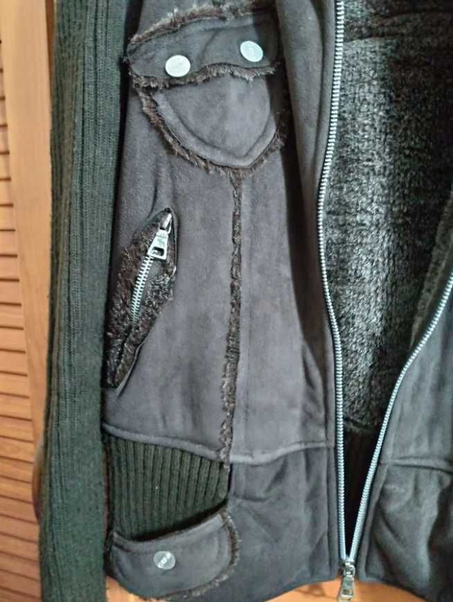 Casaco de Pêlo de cor preto com bolsos e carapuço