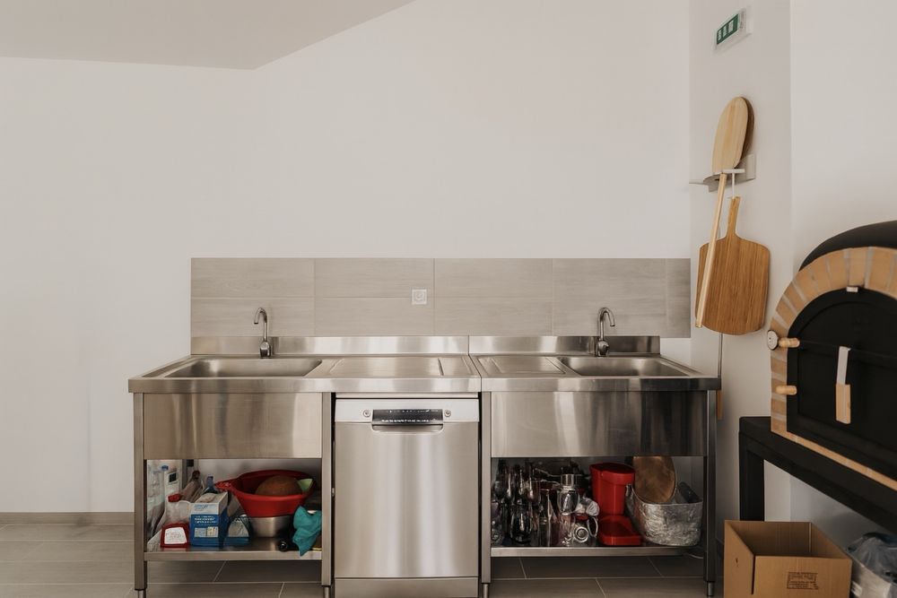 Espaço Comercial/Armazém com Garagem e Apoio Privado – Oportunidade!