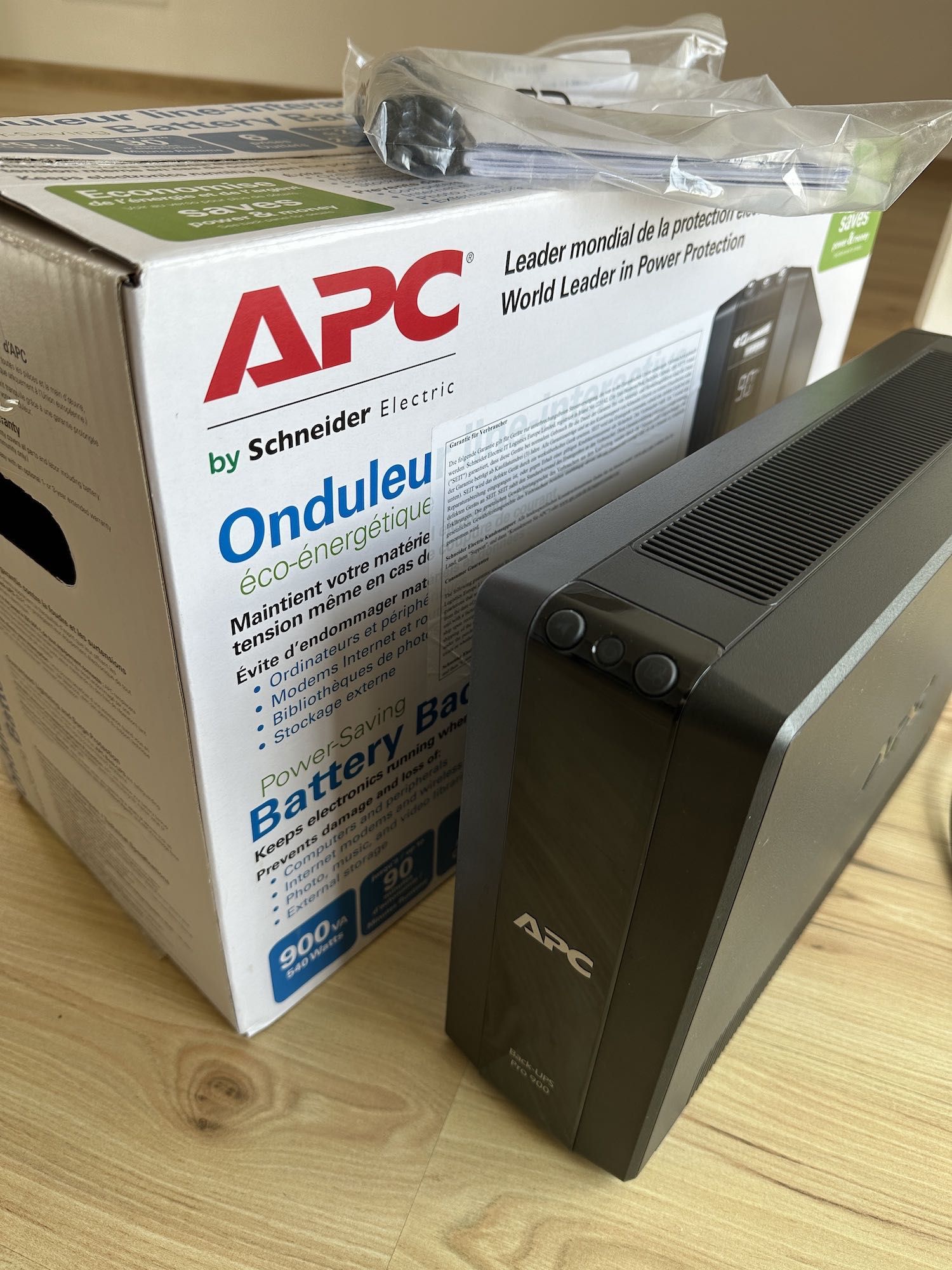 APC Back-UPS Pro (900VA/540W, LCD)