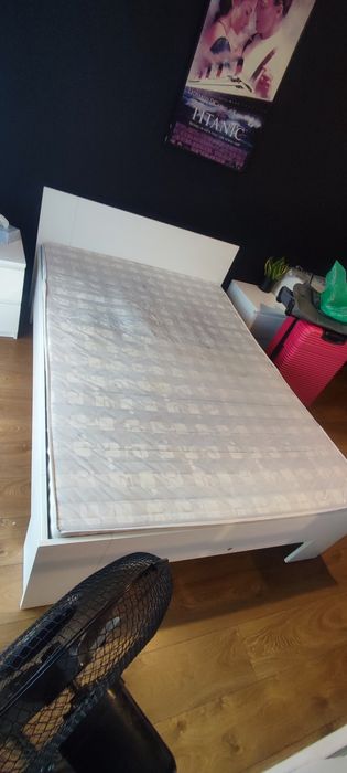 Łóżko białe z materacem