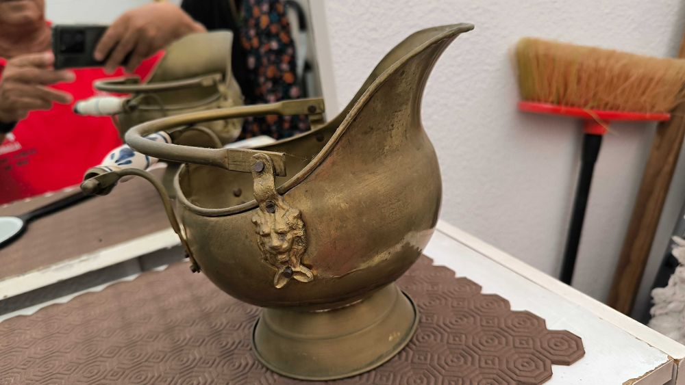 Peça em cobre amarelo com pormenores em porcelana