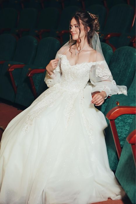Весільна розкішня сукня