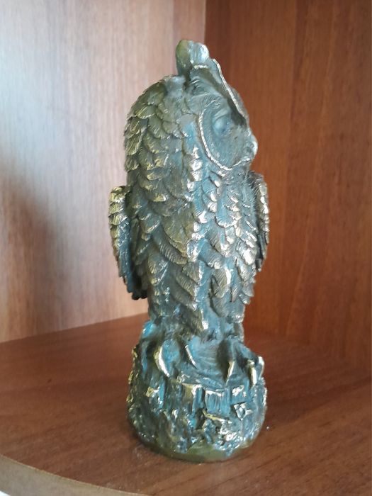 Латунна статуетка сови.