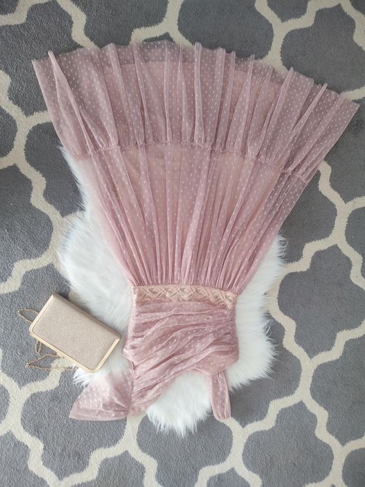 Śliczna sukienka tiulowa