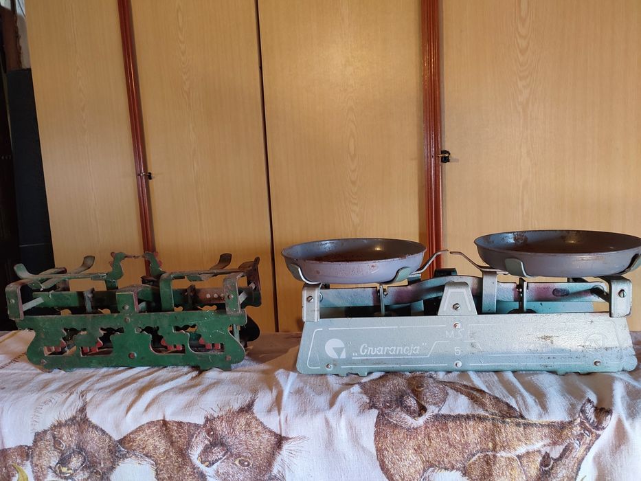 Dwie stare wagi szalkowe