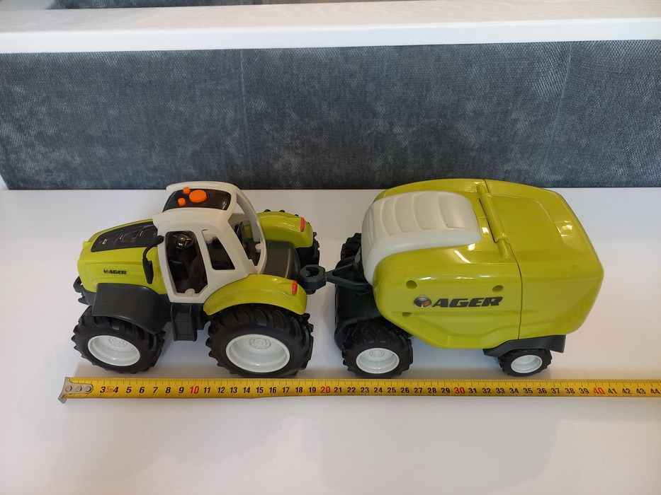 Трактор з причепом