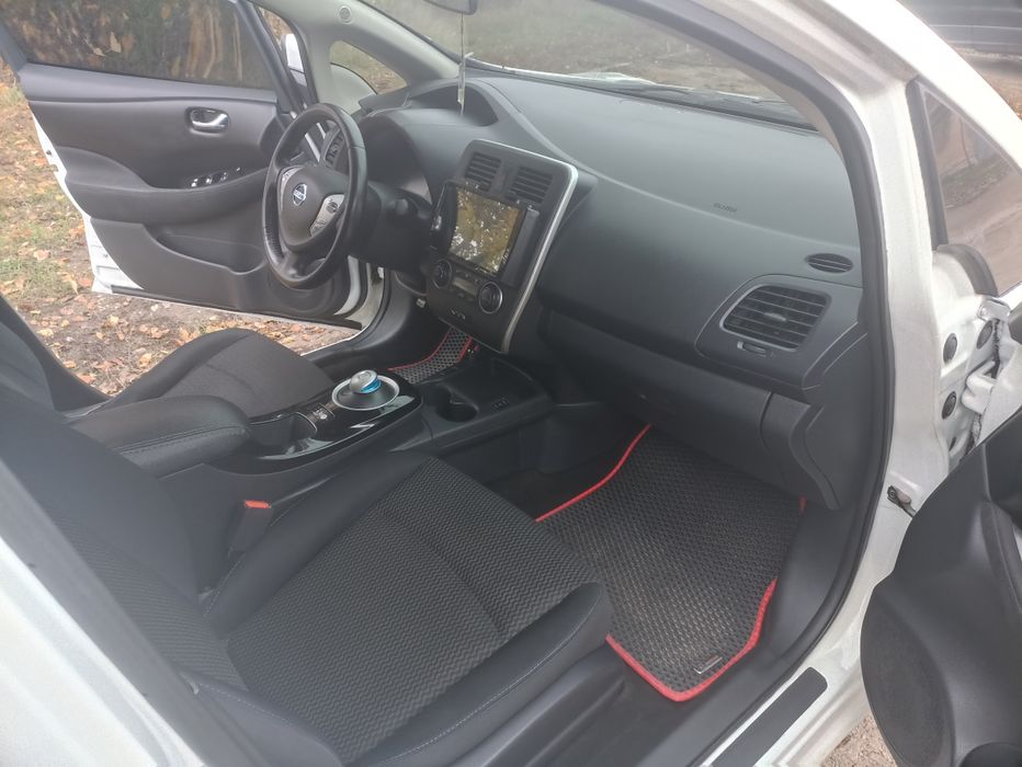 Продам Nissan leaf.