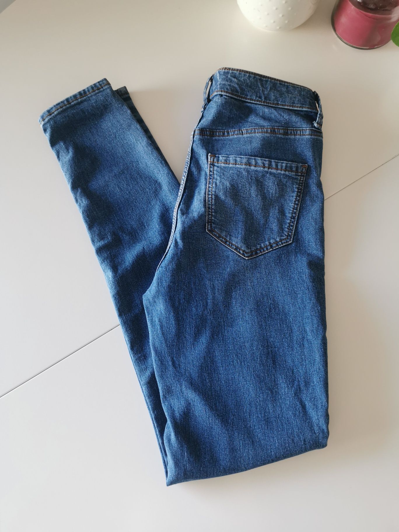 Spodnie jeans C&A rozmiar 34
Spodnie są elastyczne
Stan nowy bez metki
