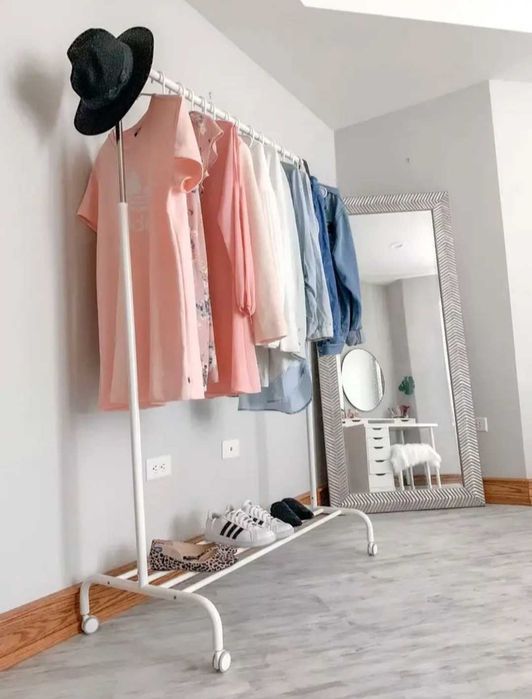 Напольна вішалка - стійка, містить колеса