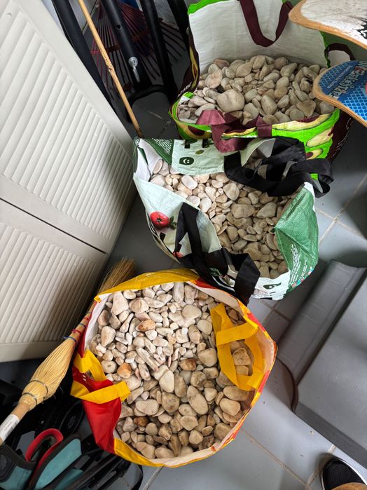 3 sacos grandes de seixo rolado branco