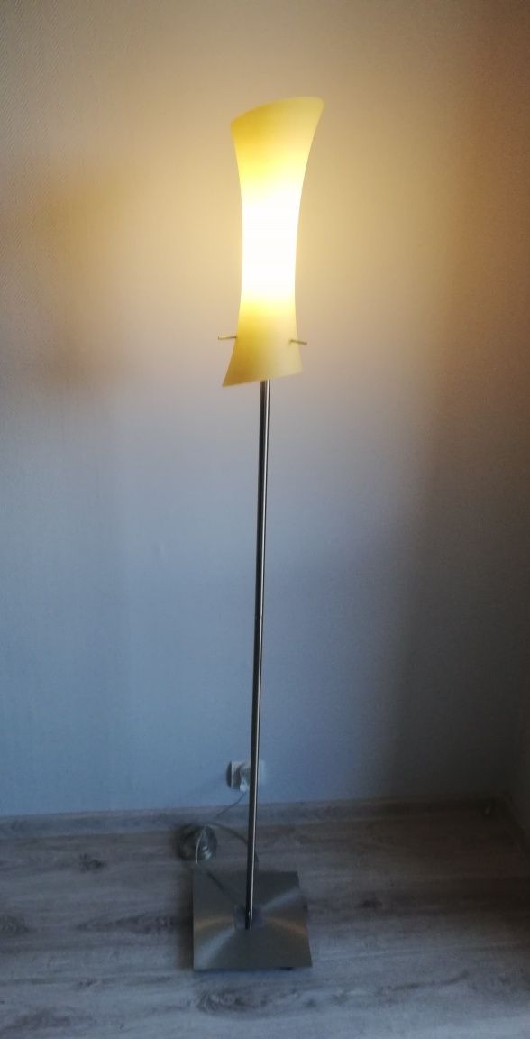 Lampa stojąca do salonu