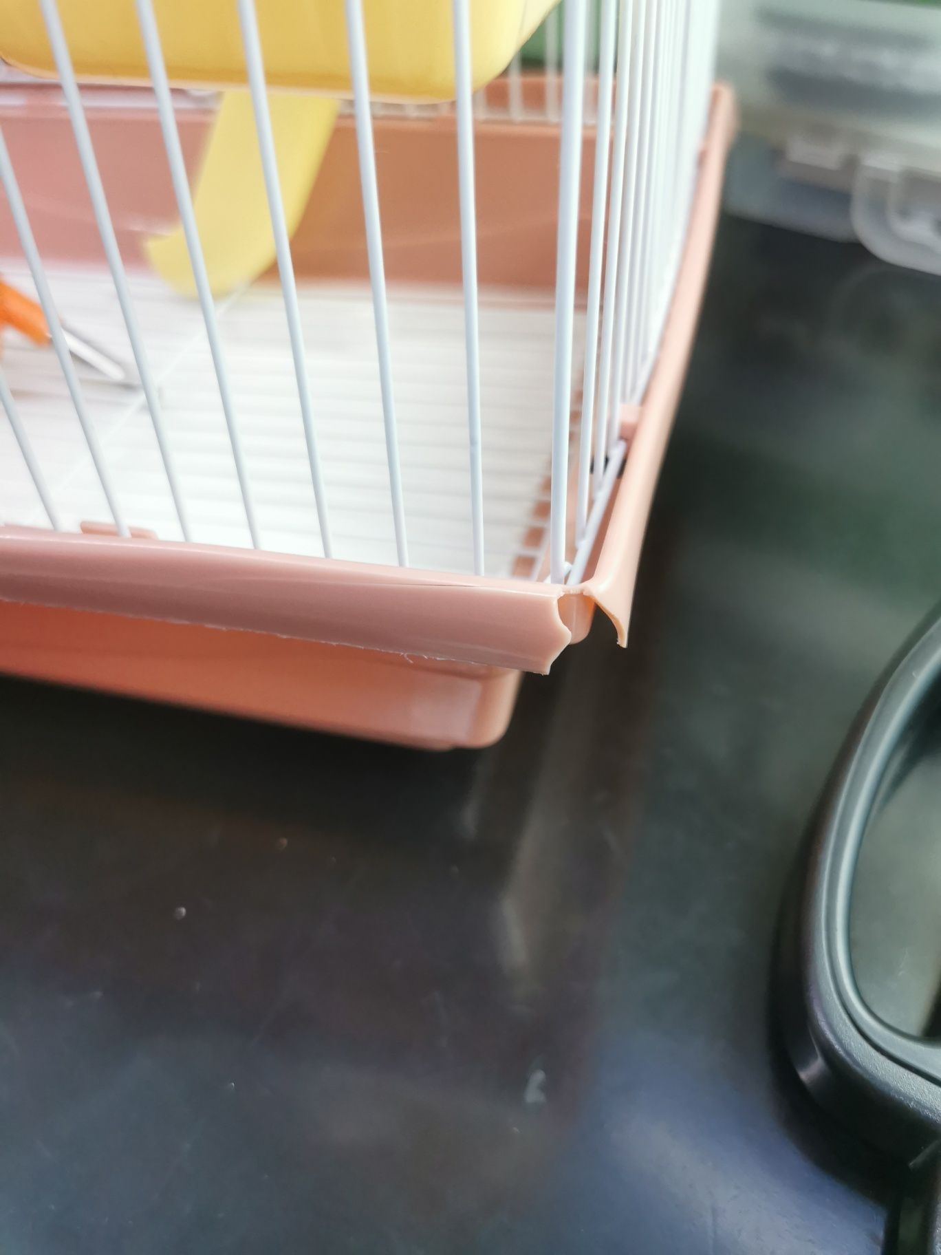 Gaiola para hamster com tabuleiro danificado