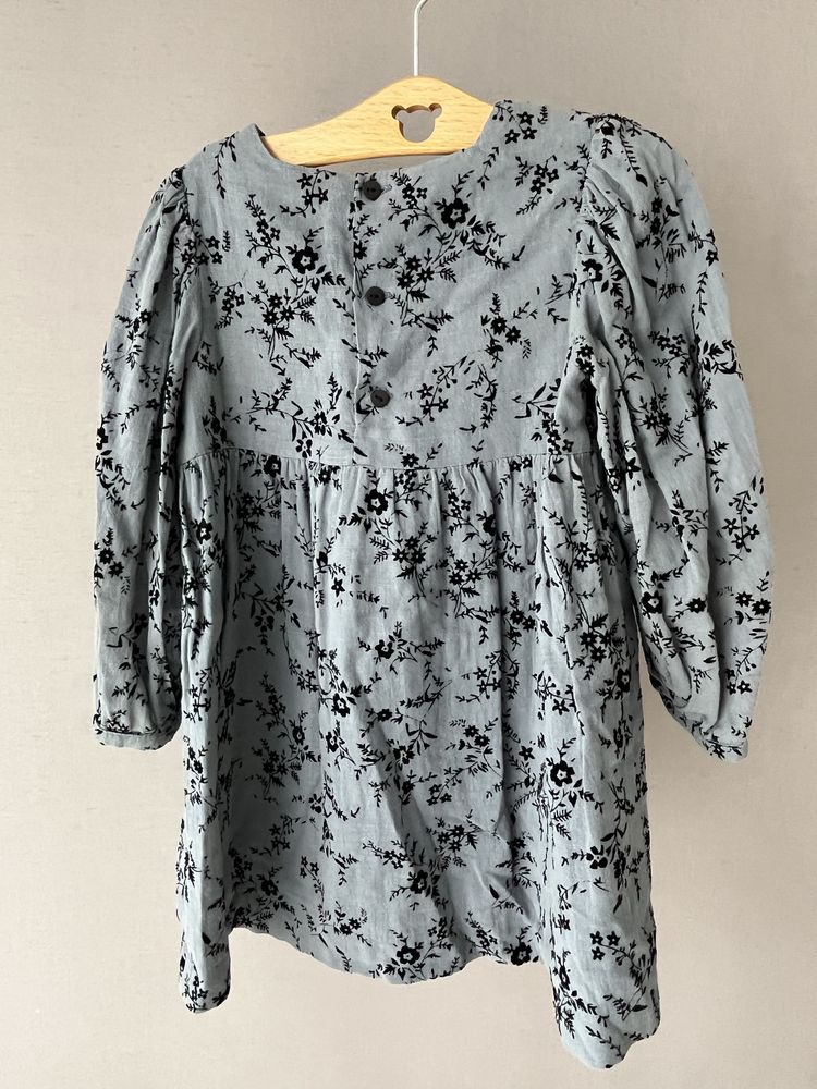 Vestido maravilhoso, com pormenores em veludo