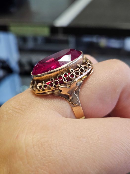 Złoty pierścionek 585P Rubin Owalny