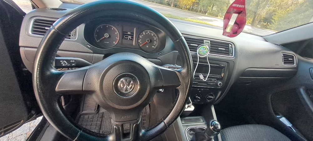 Volkswagen jetta 2013 року 2.0 газ-бензин механіка