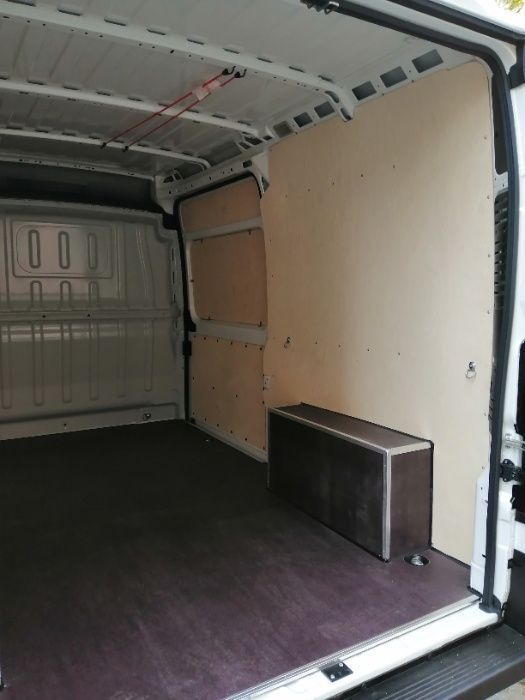 Zabezpieczenie przestrzeni ładunkowej paki w busie Ducato L2H1