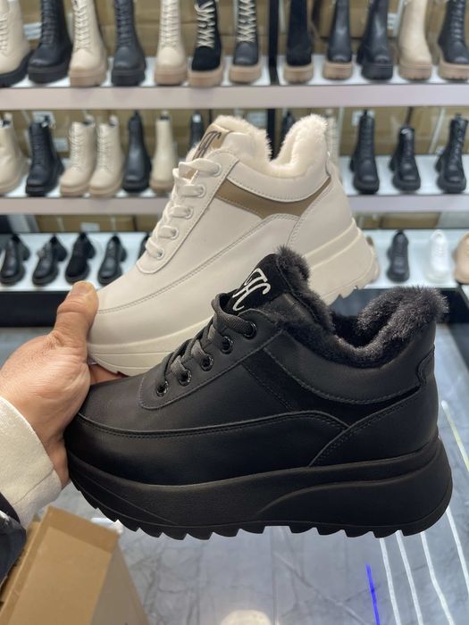 Жіночі шкіряні кросівки на хутрі