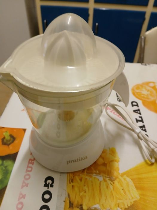 Espremedor eléctrico de citrinos marca pratika