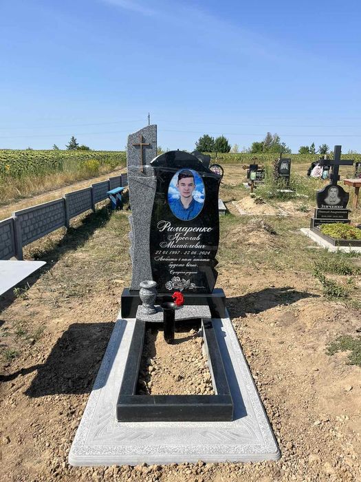 Памятники граніітні з гаабро та покости