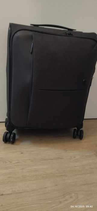 Дорожні валізи середнього розміру,(відповідаю українською)