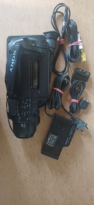 Видеокамера Sony CCD-FX270E