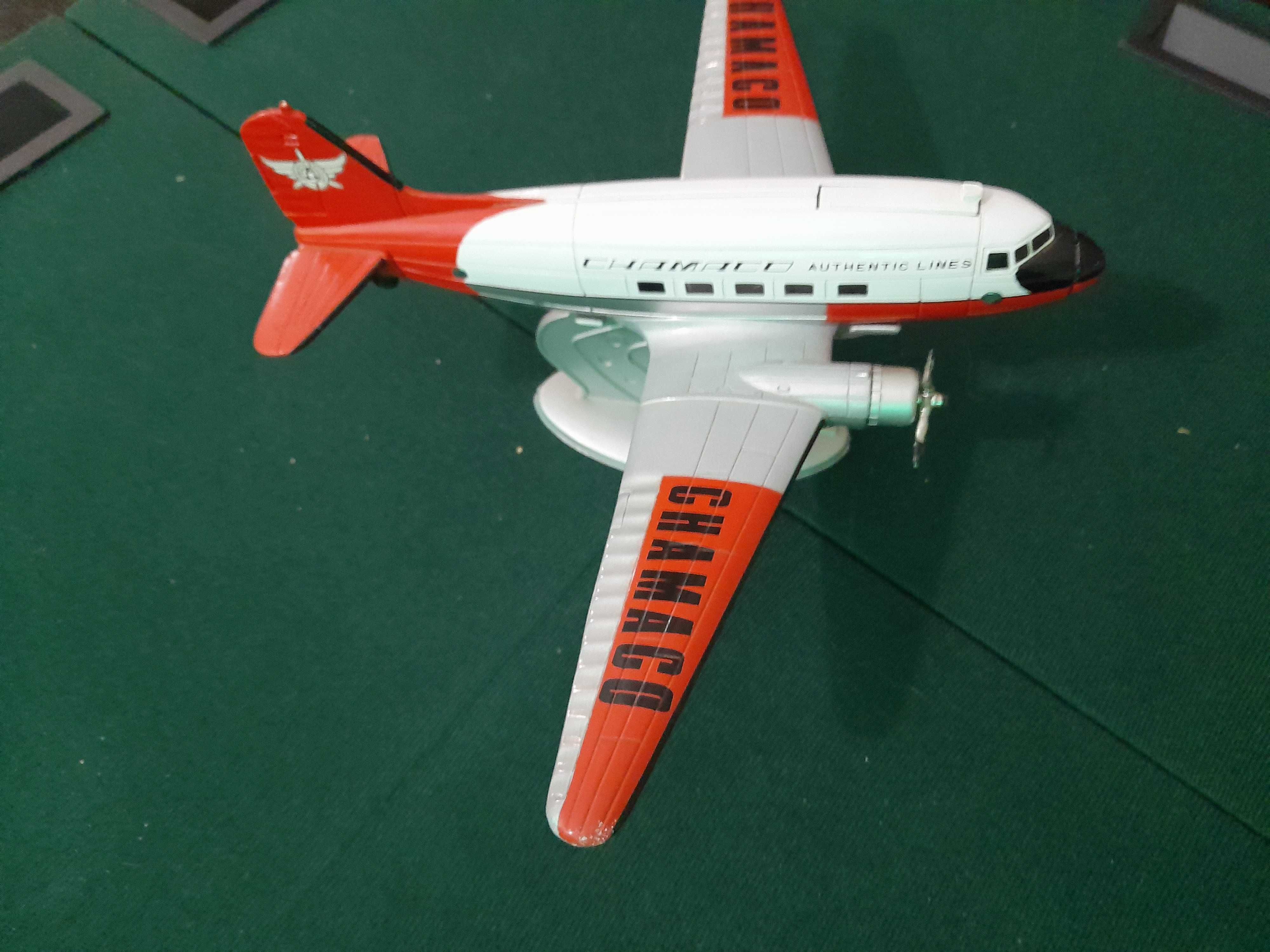 Réplica da Aeronave  Douglas DC-3  Usada, com menos uma pá de Hélice.