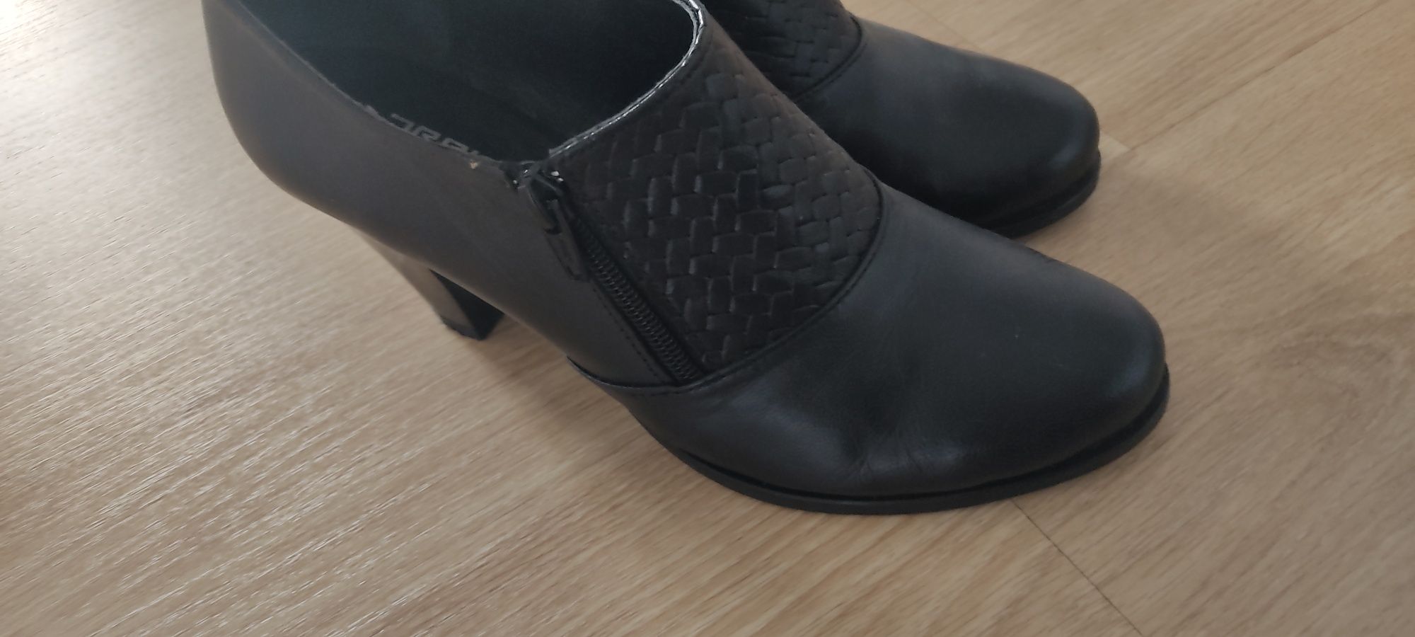 Sapatos botins pretos em pele genuína n.39