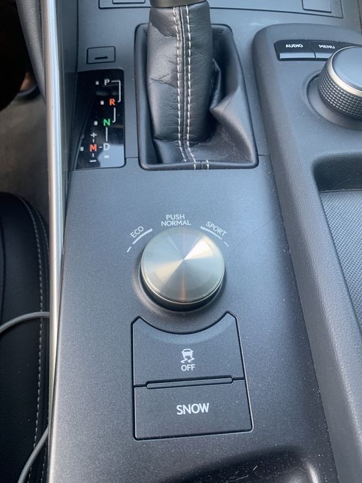 Lexus is 200t 2017 рік