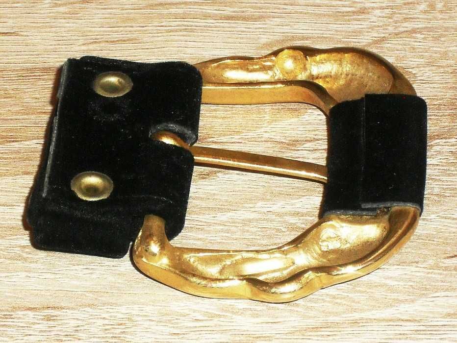 Stara masywna metalowa klamra do paska, kolor złoty z czarnym zamszem