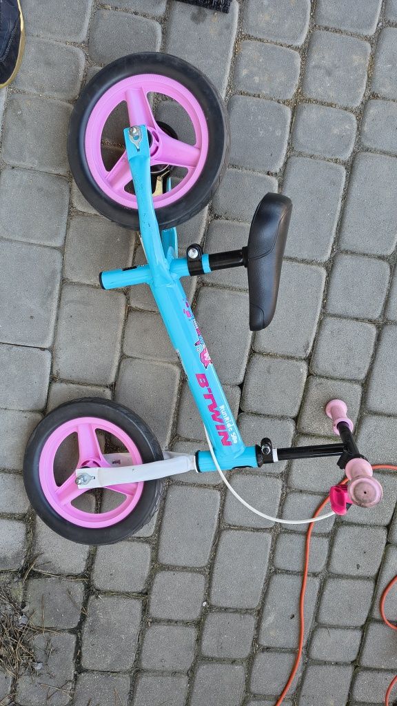 Rower biegowy RUNRIDE BTWIN NIEBIESKO-RÓŻOWY - gotowy na przygodę!