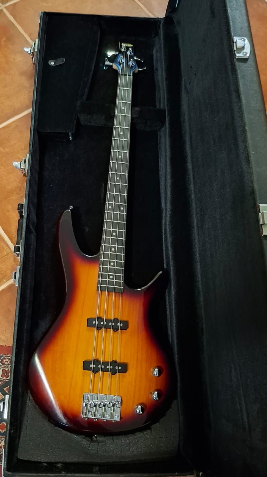 Baixo Ibanez gio novo em case.