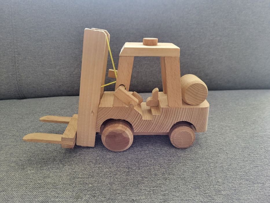 Drewniany wózek widłowy zabawka