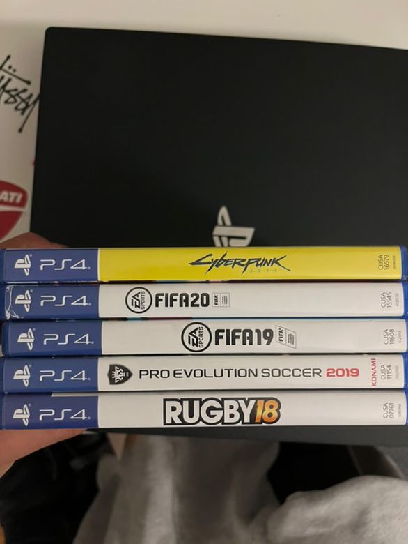 PS4 Pro 1TB c/ 2 comandos + jogos