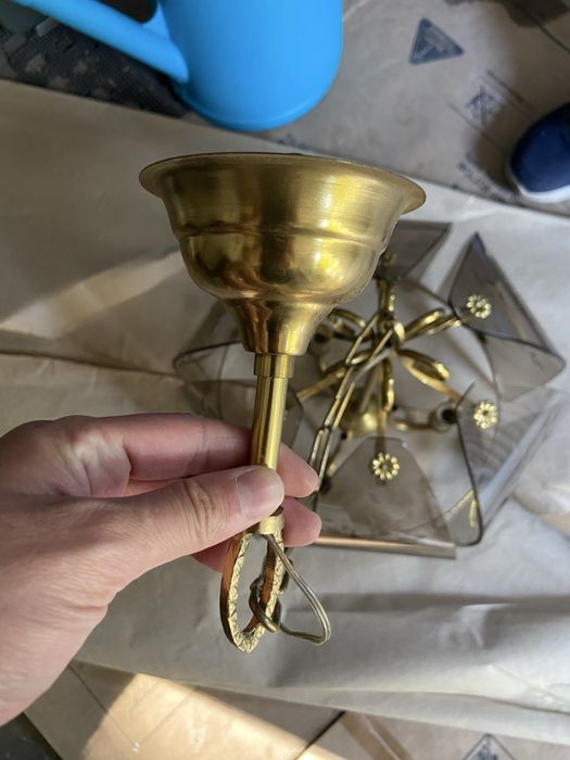 Candeeiro de teto antigo para três lâmpadas