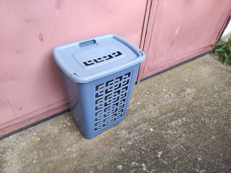 Kosz na pranie firmy Rubbermaid