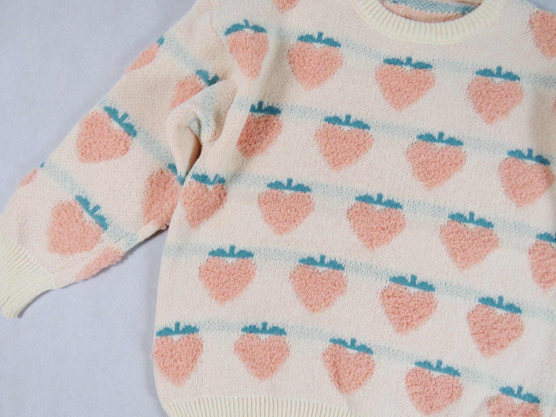 Kremowy sweterek w truskawki M/L nowy sweter strawberry pattern