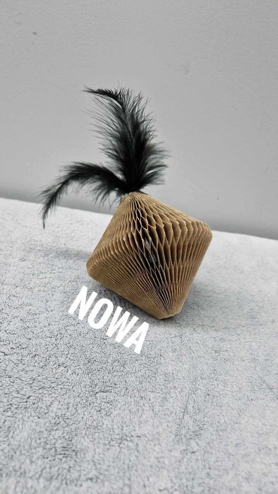 Zabawka z tektury dla kota z piórkami i dzwoneczkiem AniOne