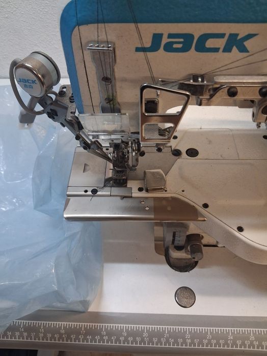 Máquina de bainhas e recobrimento