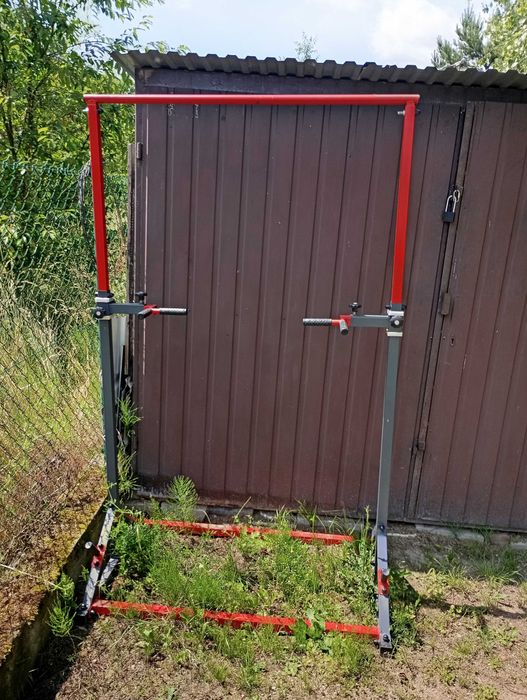 Siłownia ławka sztangi stojaki