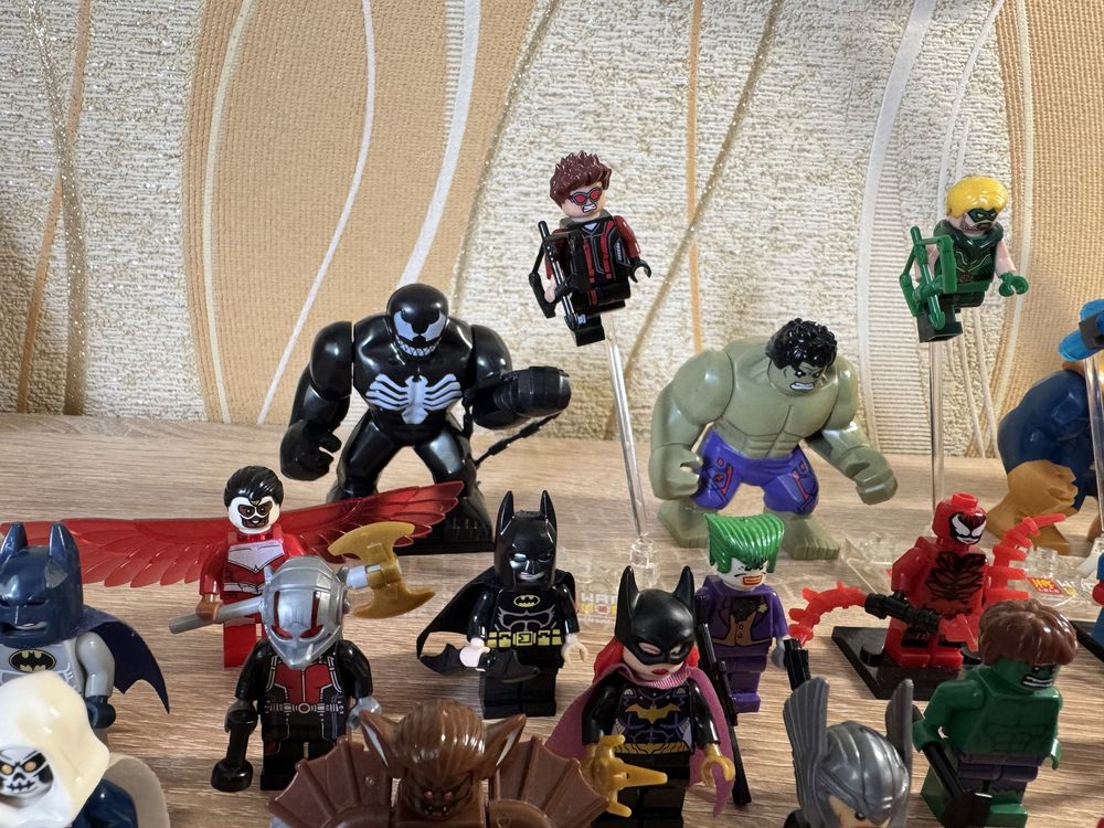 Продаються лего мініфігурки marvel