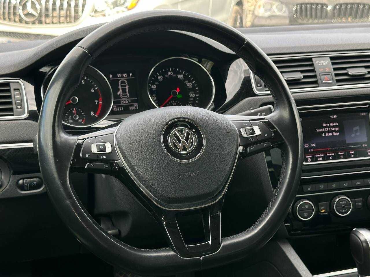 Авто Volkswagen Jetta 2017