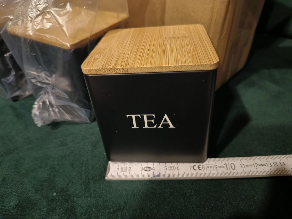 Loftowe metalowe pojemniki z drewnianymi wieczkami