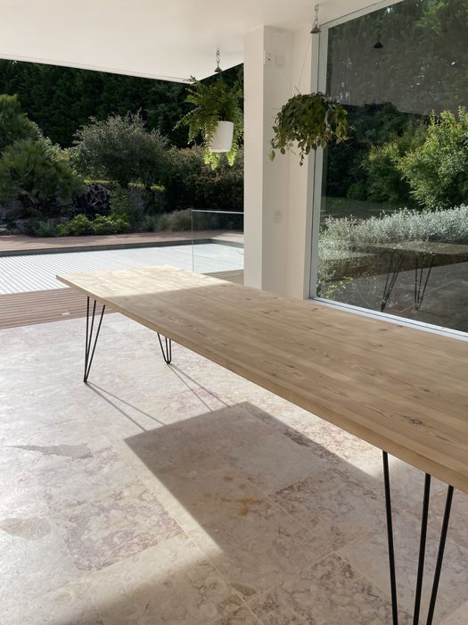 Mesa de madeira com pés de ferro